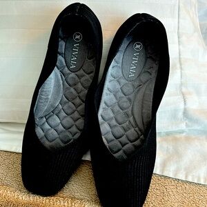 Black knitted fiber flats